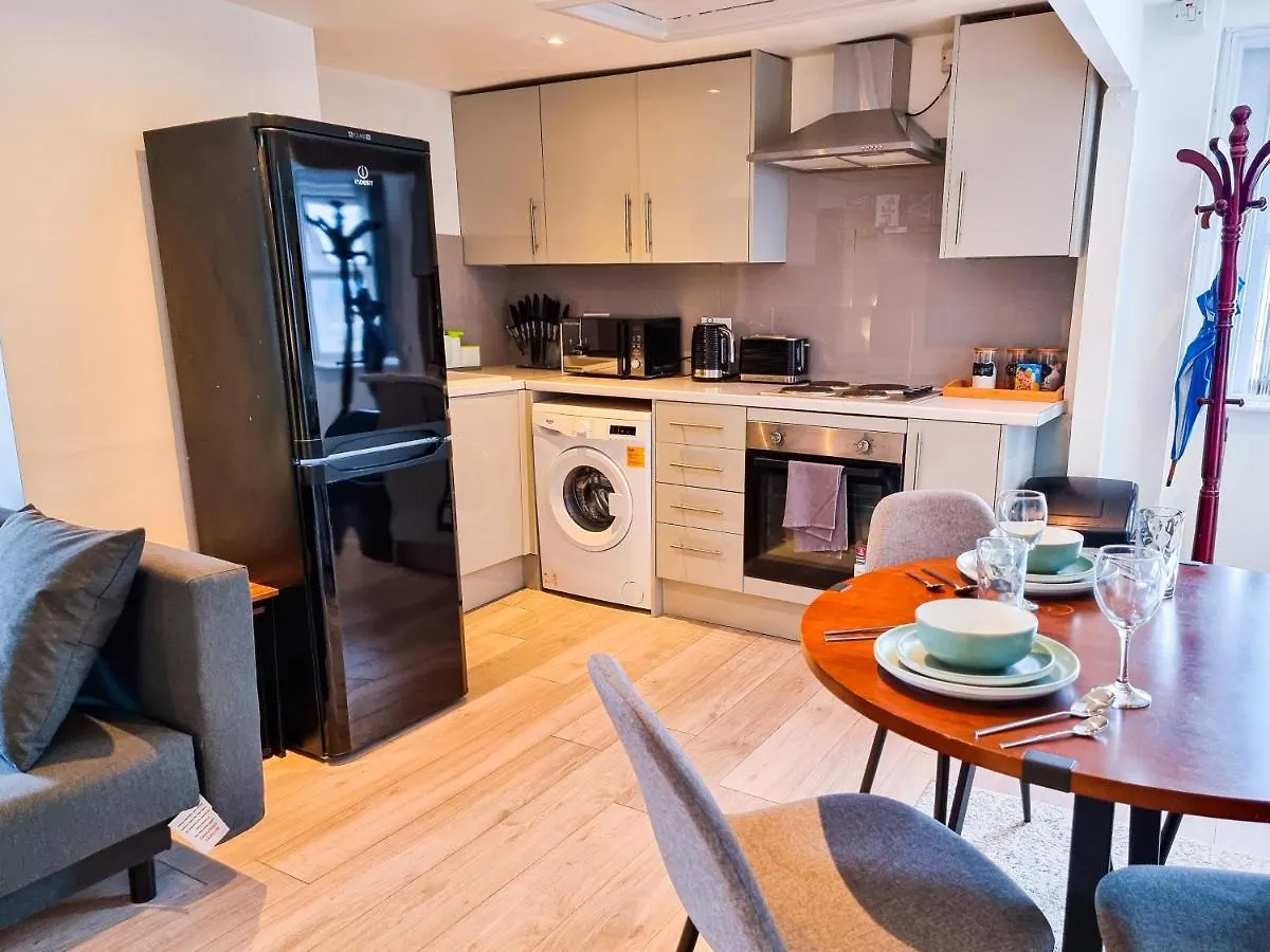 New Refurb Top Floor Flat In Central Челтенхам 0*,