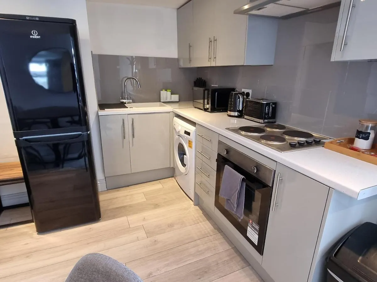 New Refurb Top Floor Flat In Central Челтенхам Апартаменты